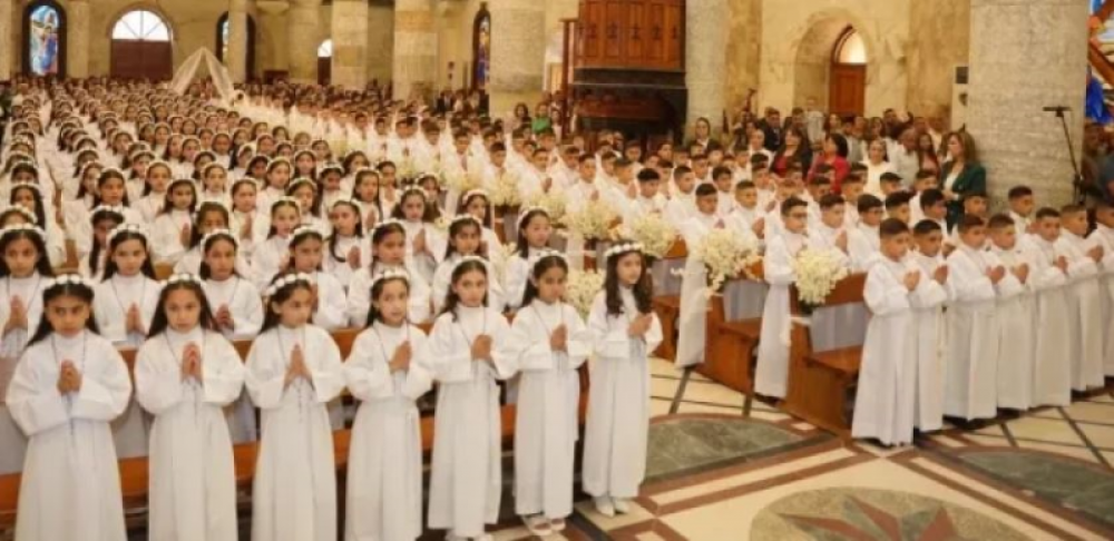 Ms de 450 nios toman su Primera Comunin entre tensiones en Irak