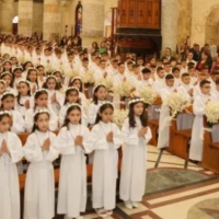 Ms de 450 nios toman su Primera Comunin entre tensiones en Irak
