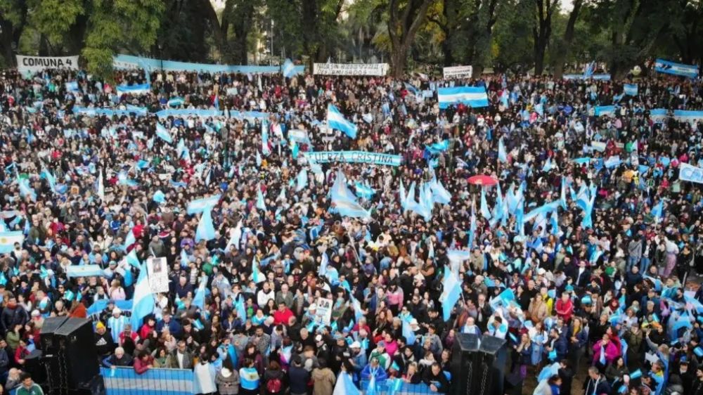 Cristina Kirchner mandó otro mensaje a la militancia con críticas al Gobierno y arremetió contra Bullrich: 