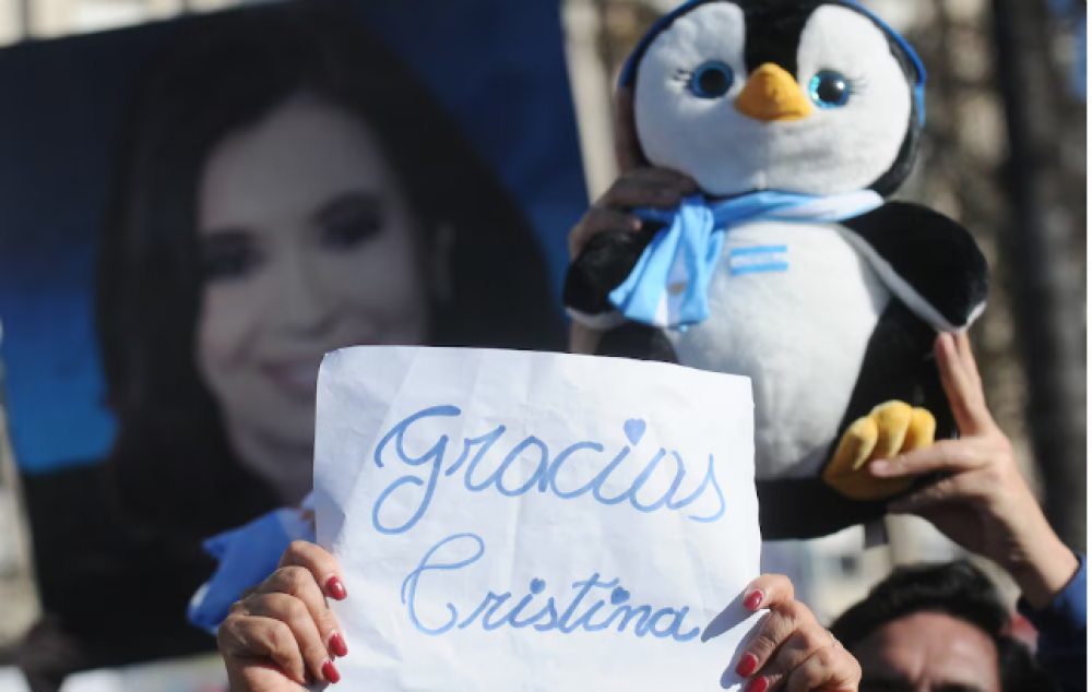 El fantasma que, an encerrado, altera los nimos de tanta gente