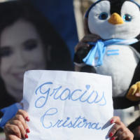 El fantasma que, aún encerrado, altera los ánimos de tanta gente