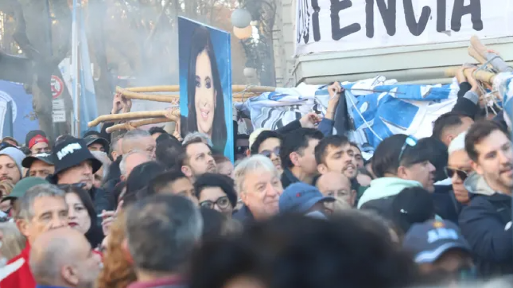 PJ, el da despus: el frente 