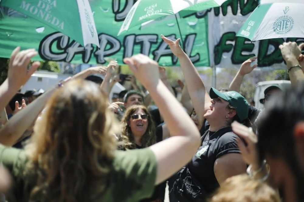 ATE Capital inicia protestas frente al Ministerio de Hacienda de CABA en reclamo de salarios y equiparacin con los monotributistas