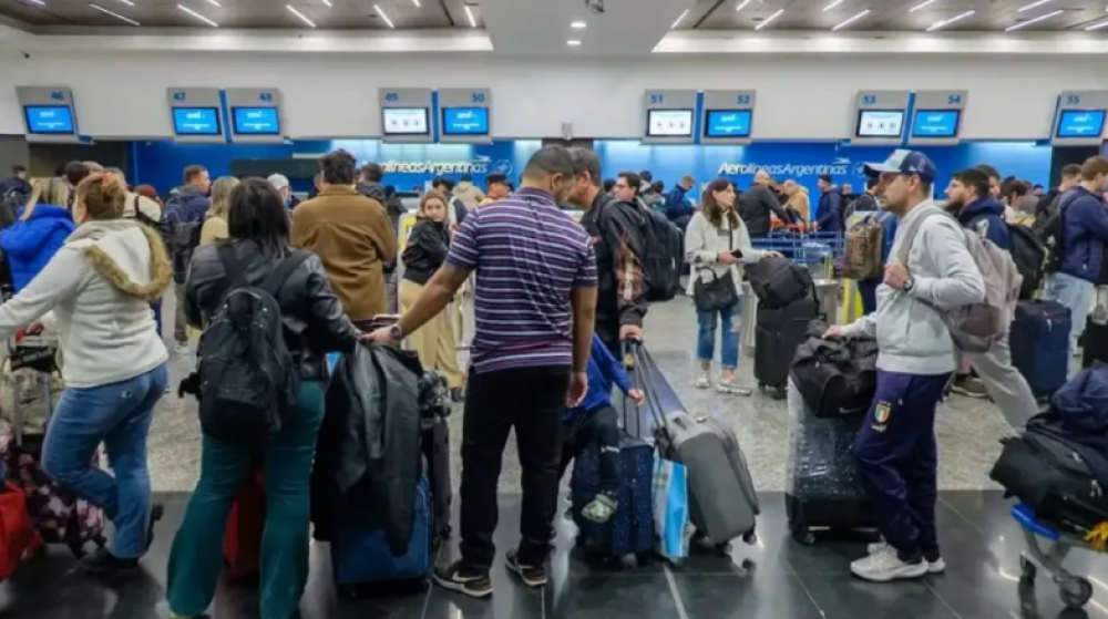 Pilotos denuncian cambios que afectan la seguridad y amenazan con paros en plenas vacaciones de invierno