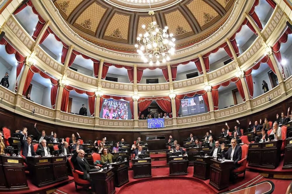El peronismo bonaerense intenta cerrar un paquete legislativo que incluya las reelecciones indefinidas