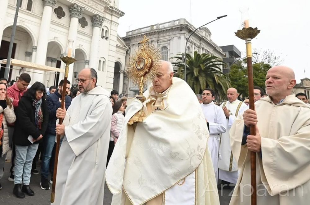 Paran: Mons. Puiggari se despidi de la arquidicesis en una misa solemne