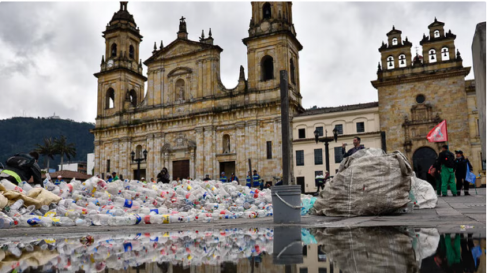 Montaa de plstico en Bogot revel la crisis del reciclaje en el pas: esta fue la razn de la protesta