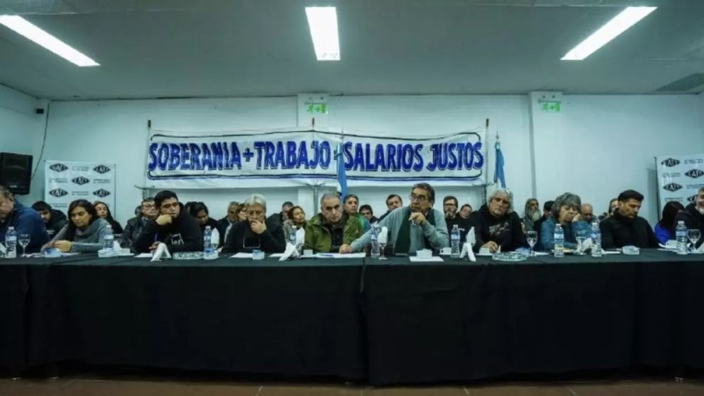 Un frente indito de gremios y piqueteros desafa a Sturzenegger: Es el monje negro del Gobierno