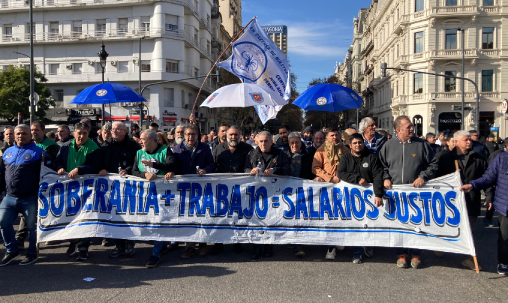 El Frente de Lucha por la Soberana, el Trabajo Digno y los Salarios Justos march al Ministerio de Desregulacin con fuertes crticas al Gobierno Nacional: Atentan contra los derechos adquiridos por el pueblo argentino