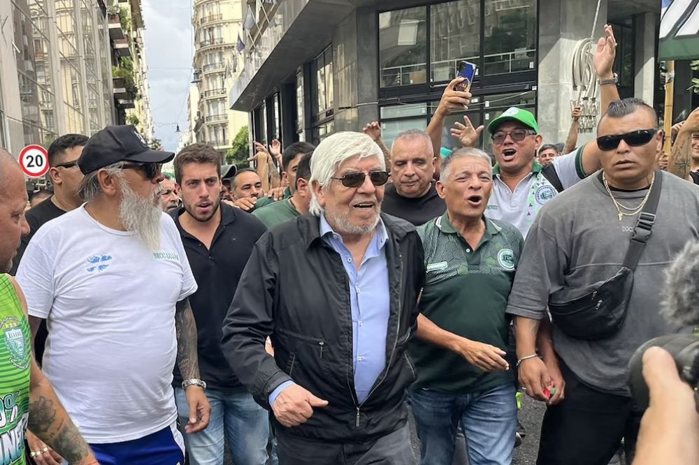 El doble juego de Hugo Moyano: guios a favor y en contra del Gobierno para sobrevivir en tiempos adversos