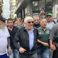 El doble juego de Hugo Moyano: guiños a favor y en contra del Gobierno para sobrevivir en tiempos adversos