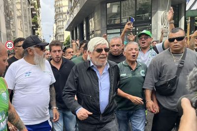 El doble juego de Hugo Moyano: guios a favor y en contra del Gobierno para sobrevivir en tiempos adversos