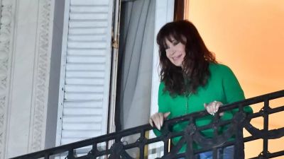 El Gobierno niega intervenir en el dlar, pero admite compras por US$4.000 millones mientras Cristina denuncia una fuga