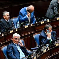 El peronismo busca los votos para las reelecciones indefinidas de legisladores en PBA, pero se estira el debate