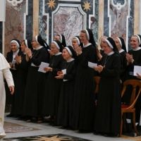 El Papa a las religiosas: arraigadas y fundadas en la caridad para sembrar el bien