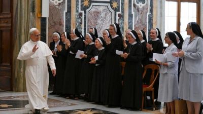 El Papa a las religiosas: arraigadas y fundadas en la caridad para sembrar el bien