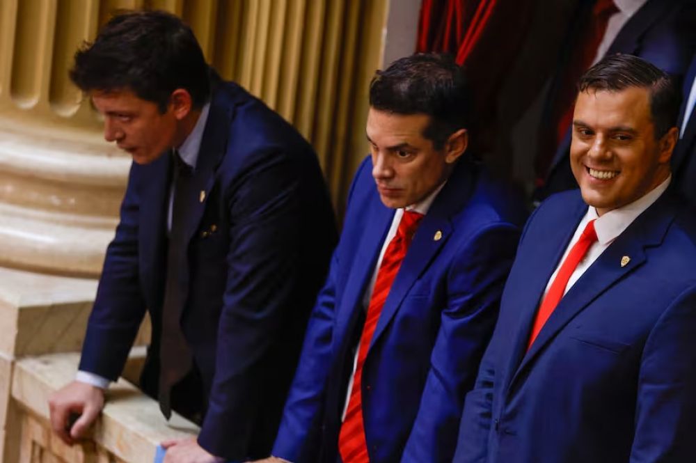 Fuerzas celestiales vs. terrenales: el crculo de Santiago Caputo responsabiliza a los Menem por el revs en el Congreso