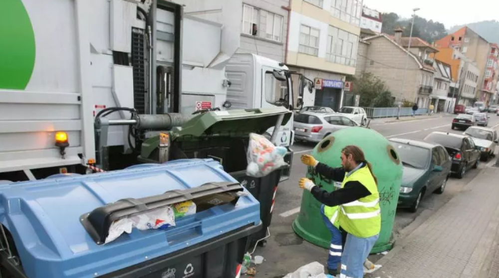 Los trabajadores del servicio de recogida de la basura de Redondela reclaman un incremento en la plantilla