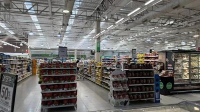 El dlar sube por las bajas reservas, la pobreza cae pero no se nota y los sper liquidan comida por vencer