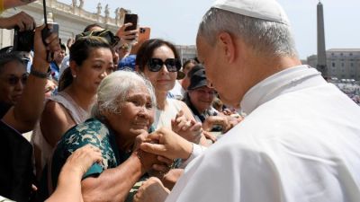 El Papa: Visitar a un anciano es encontrar a Jess, libera de la indiferencia y soledad