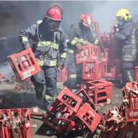 Ro Gallegos: impresionante incendio en un depsito de envases de Coca Cola