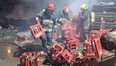 Ro Gallegos: impresionante incendio en un depsito de envases de Coca Cola