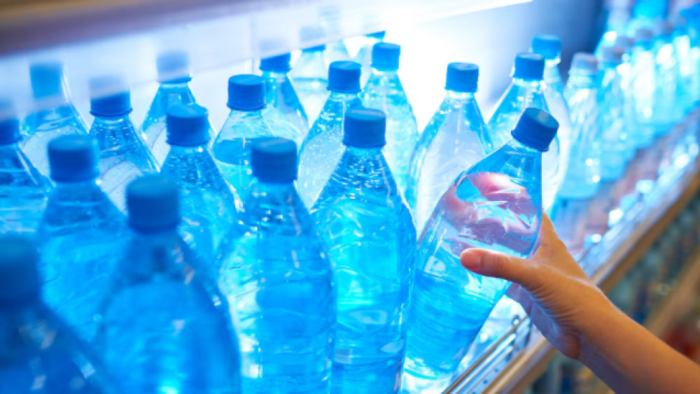 Solo una marca de agua embotellada no contiene ningn rastro de microplsticos, segn un estudio: existen riesgos para la salud