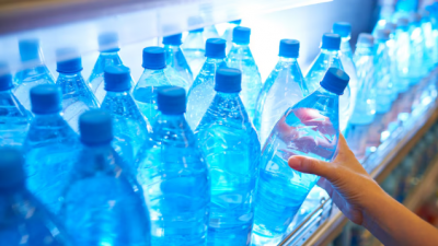 Solo una marca de agua embotellada no contiene ningn rastro de microplsticos, segn un estudio: existen riesgos para la salud