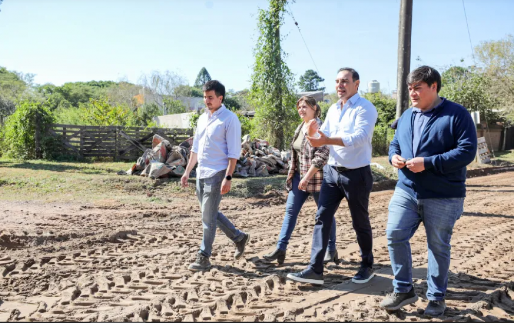 El gobernador Valds recorri en Santa Ana el inicio de la pavimentacin de 19 cuadras