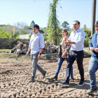 El gobernador Valds recorri en Santa Ana el inicio de la pavimentacin de 19 cuadras