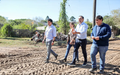El gobernador Valds recorri en Santa Ana el inicio de la pavimentacin de 19 cuadras