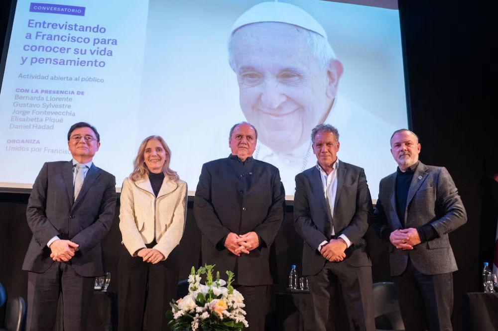 Los periodistas que entrevistaron a Francisco repasaron la vida y la obra del primer Papa latinoamericano