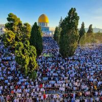 Cerca de 50 mil palestinos celebraron la oracin del viernes en la mezquita de Al-Aqsa