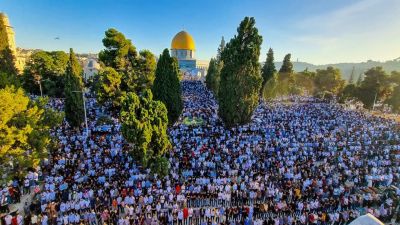 Cerca de 50 mil palestinos celebraron la oracin del viernes en la mezquita de Al-Aqsa