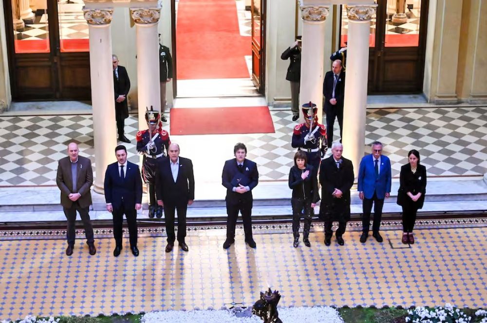 Para ganar tiempo y recuperar aliados, el Gobierno retrasa los vetos y busca abrir una negociacin con gobernadores