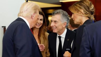 Con el traje de la FIFA, Macri se sac una foto con Trump en Miami