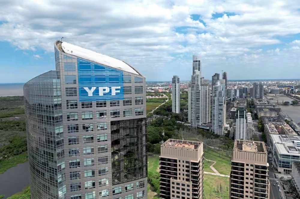 La Argentina gana tiempo en la causa YPF: la Justicia frena de manera preventiva la entrega de acciones