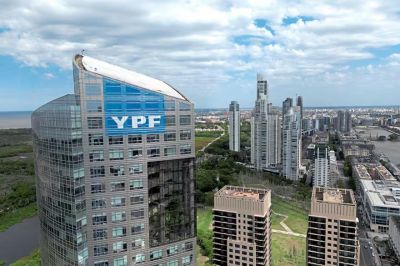 La Argentina gana tiempo en la causa YPF: la Justicia frena de manera preventiva la entrega de acciones