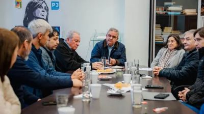 Gestos de gobernadores del PJ dialoguista: se alejan de Javier Milei y se acercan a Fuerza Patria