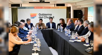 Torres pidió eliminar retenciones al petróleo convencional y reclamó alivio fiscal para Chubut