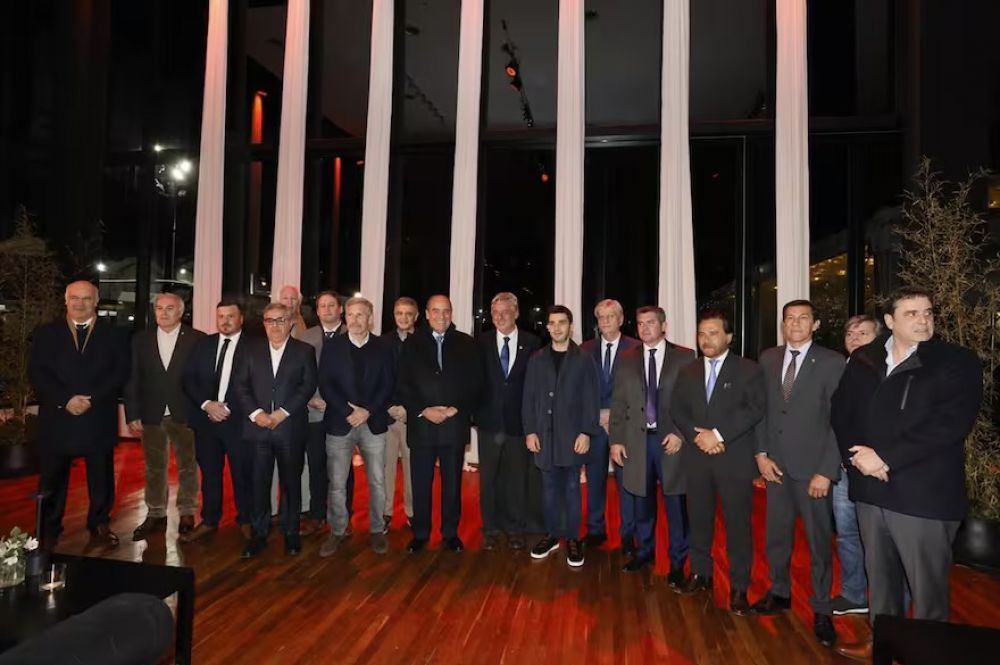 Foto en la Rural: ocho gobernadores se mostraron con Guillermo Francos, pero no hubo un acercamiento