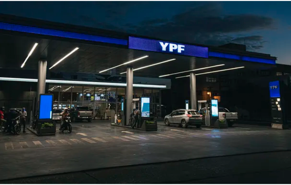 YPF vuelve a aumentar los combustibles este domingo: a cunto se va el litro de nafta