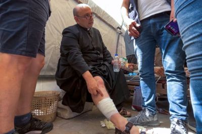 Habl el cura argentino herido tras el ataque de Israel en Gaza: El impacto fue directo a la parroquia