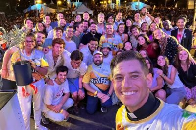 Sacerdote influencer con millones de seguidores ayuda a los jvenes a pasar de la pantalla al altar