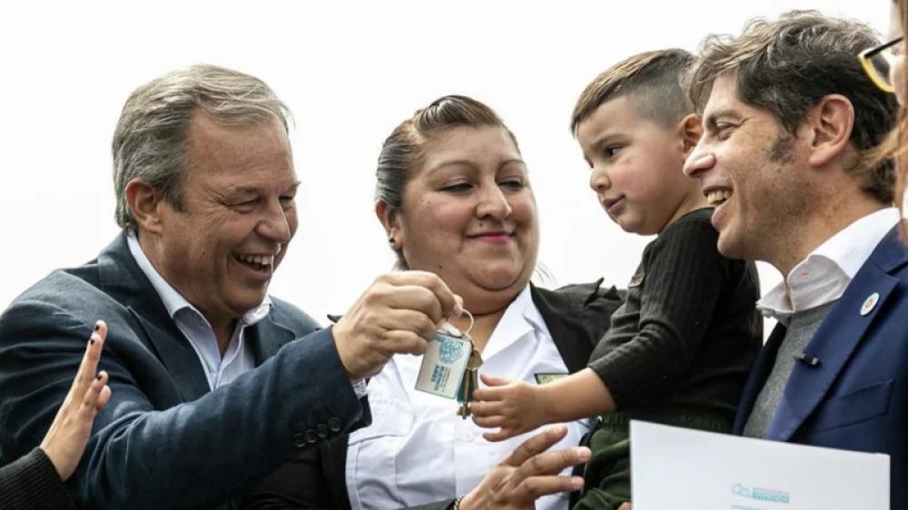 Kicillof se diferencia de Milei: En la Provincia no entra la motosierra