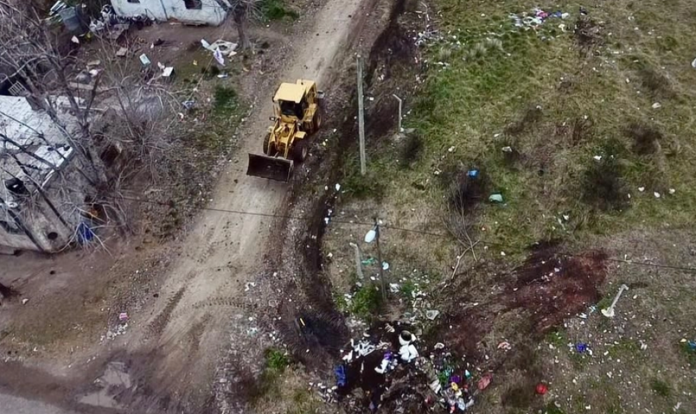 El Municipio despliega tareas de limpieza de micro basurales en los barrios Isaura, Matadero y Cuarteles