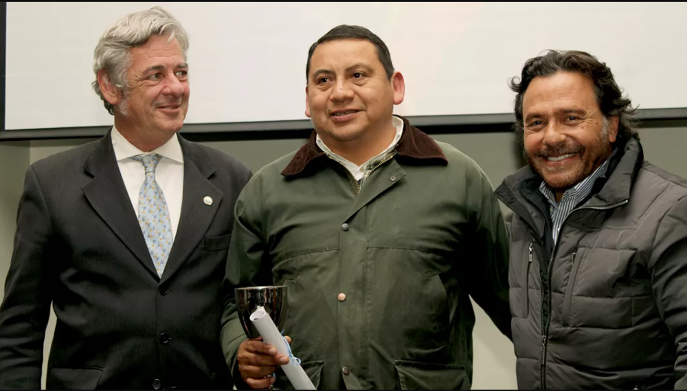 Con la presencia del gobernador Senz se premi la excelencia artesanal saltea en la Expo Rural de Palermo