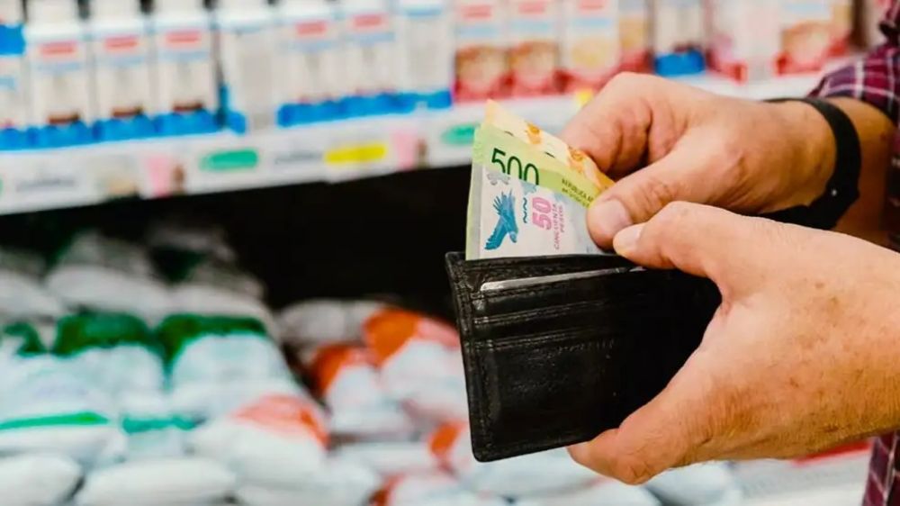 Efecto Milei en el bolsillo: el 50% tiene miedo de perder el trabajo y el 62% no llega a fin de mes