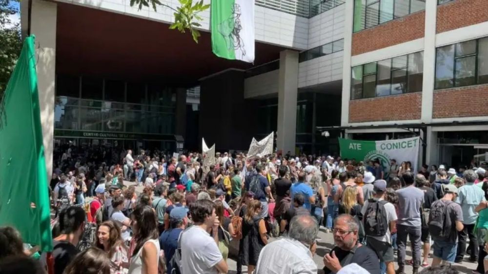 En medio del furor por el Streaming submarino, cientficos del Conicet reactivan la protestas por el deterioro del organismo y de los salarios