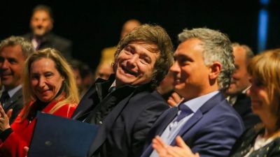 Milei lanza la campaa bonaerense con una foto junto a sus candidatos y ampla su estrategia a lo nacional